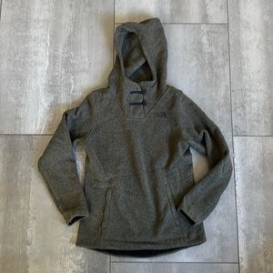 North Face hooded fleece pullover with 2 button closure. Hunter green.